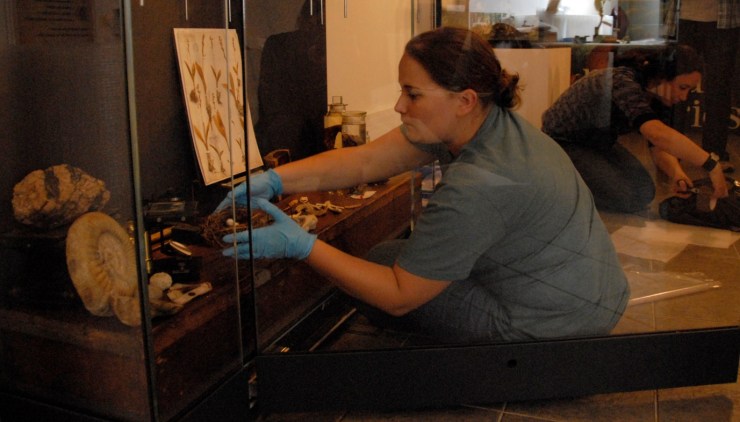 Amoret Spooner (left)  and Zoë Simmons (right) dismantling the exhibition (photo: Keiko Ikeuchi, MHS)
