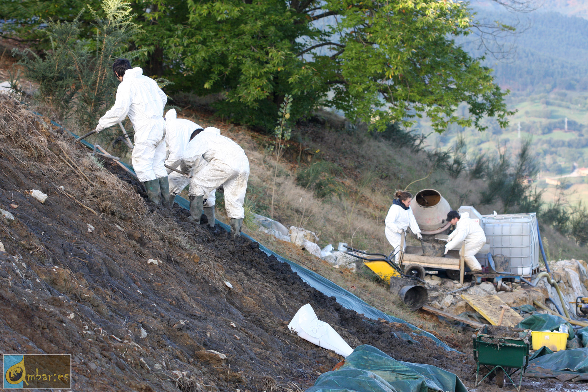 First amber excavation in the El Soplao outcrop, Cantabria, N Spain in 2008. Credit IGME-UB.