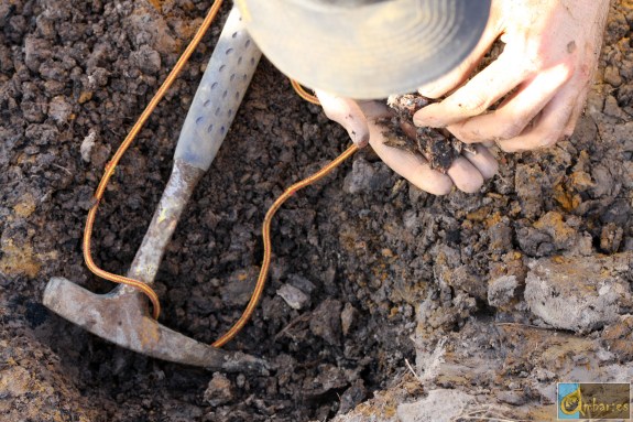 Manual extraction of amber. Credit IGME-UB